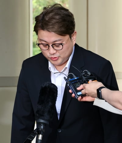[TEN포토]'음주 뺑소니 혐의' 김호중 '차분하게 고개숙이고'
