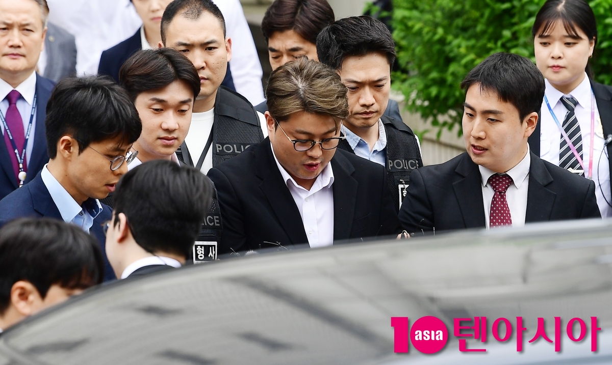[TEN포토]'음주 뺑소니 혐의' 김호중 '유치장 이동'