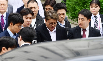 [TEN포토]'음주 뺑소니 혐의' 김호중 '유치장 이동'