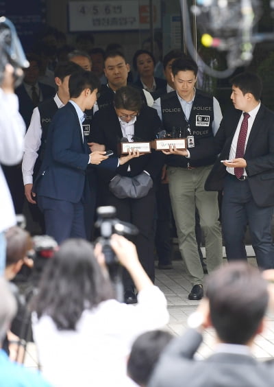 [TEN포토]'음주 뺑소니 혐의' 김호중 '영장실질심사를 마치고'