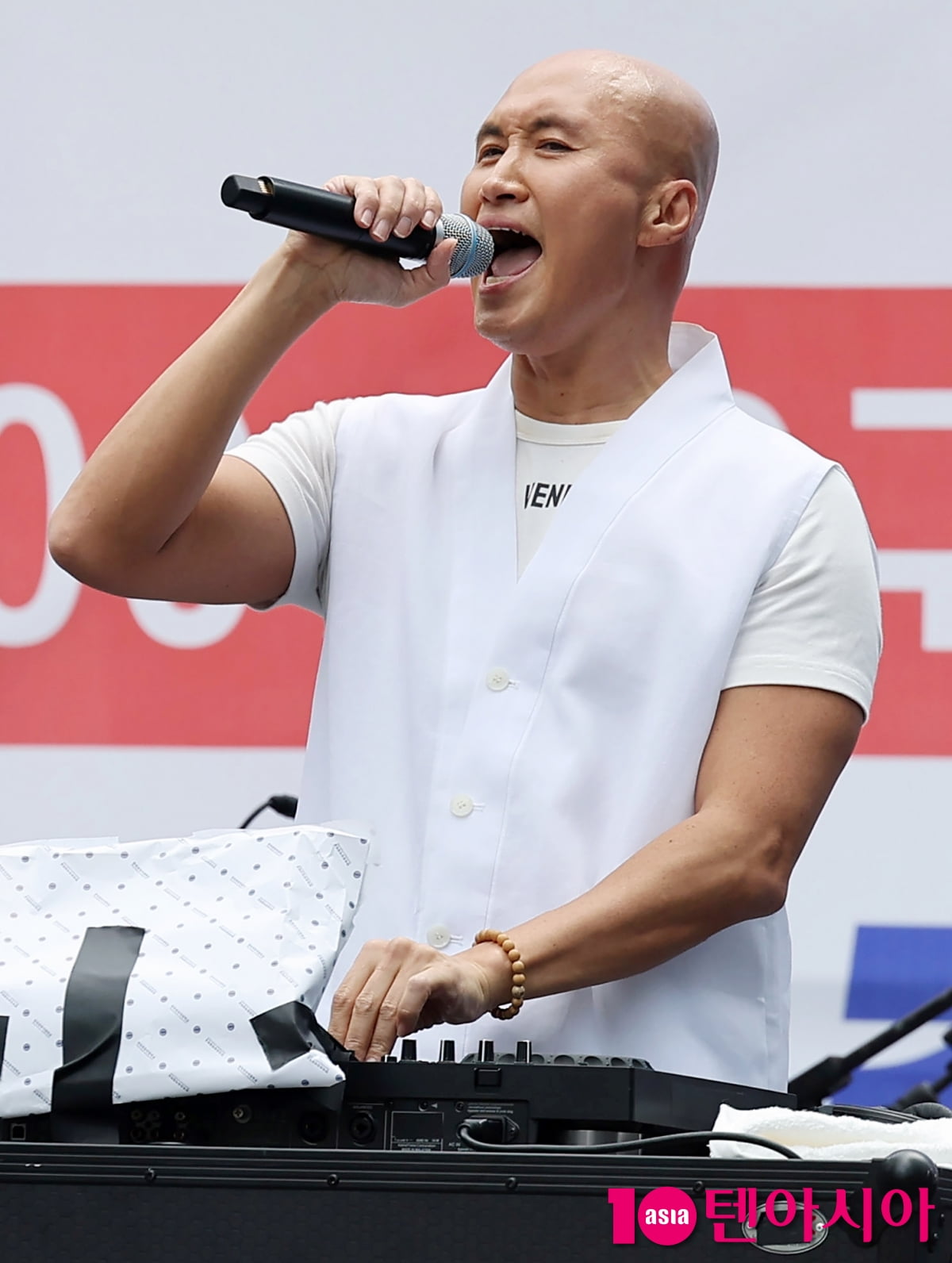 [TEN포토]뉴진스님 '옴~ 옴~'