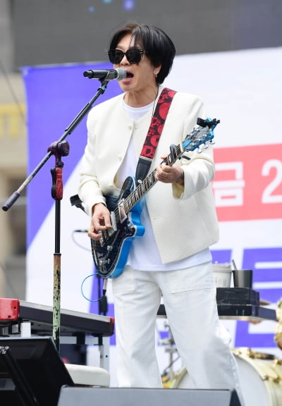 [TEN포토]윤도현 '화려한 핑거링'