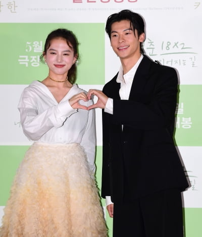 [TEN포토]허광한-키요하라 카야 '둘이 하나로 만든 하트'
