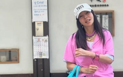 '61세' 황신혜, 명품 팔찌+키링 단 가방…남다른 Y2K 패션 센스