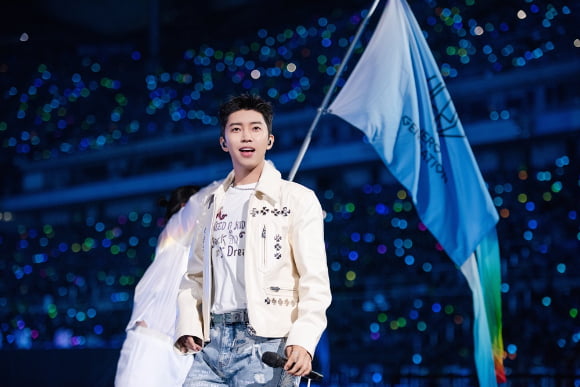 임영웅 콘서트, 열기구→립제이 군무 '눈길'…질 낮은 음향, 디테일은 아쉬웠다 [TEN현장]