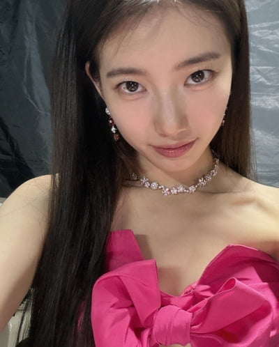 '인간 딸기우유' 수지, 초근접 셀카에도 빛나는 피부[TEN★]