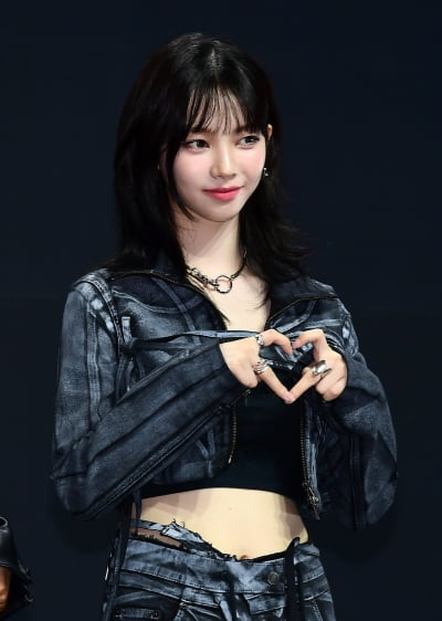 [TEN포토]에스파 카리나 '하트 날리는 인형'