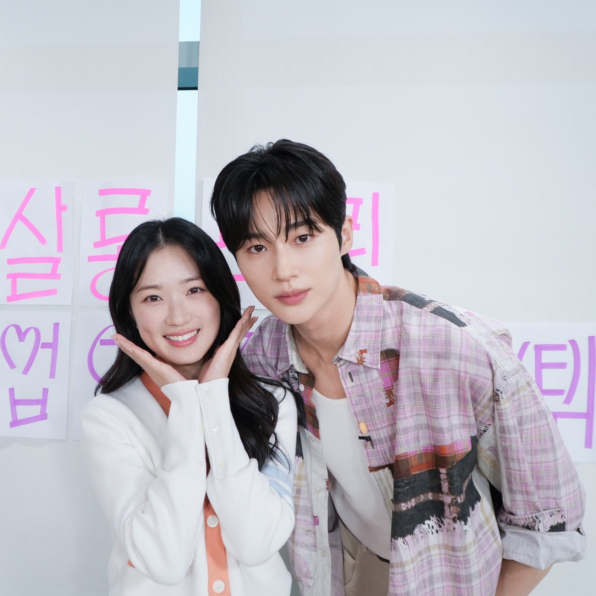"변우석♥김혜윤은 선물입니다"…'살롱드립' 달달한 현장 사진 공개