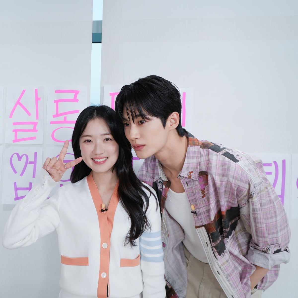 "변우석♥김혜윤은 선물입니다"…'살롱드립' 달달한 현장 사진 공개