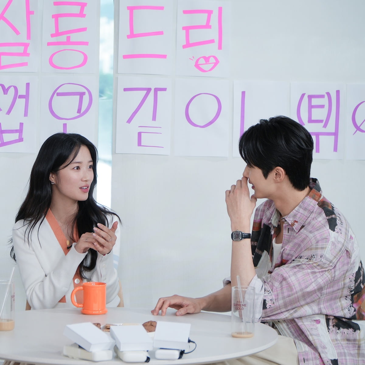 "변우석♥김혜윤은 선물입니다"…'살롱드립' 달달한 현장 사진 공개