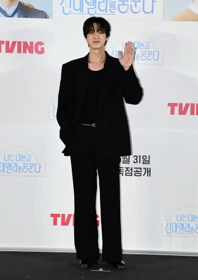 [TEN포토]김현진 '새로운 문짝남'