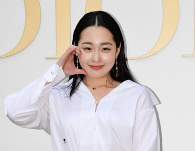 [TEN포토]김민하 '사랑이 넘치는 볼하트'