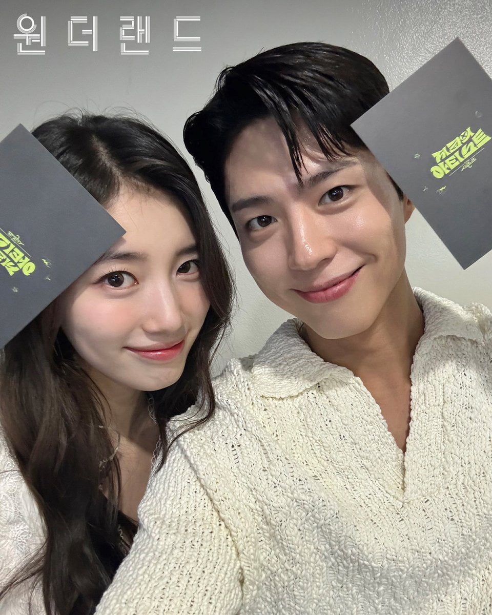 수지♥박보검, '더시즌즈' 출격 앞두고 달달한 셀카 공개…"선남선녀 그 자체"
