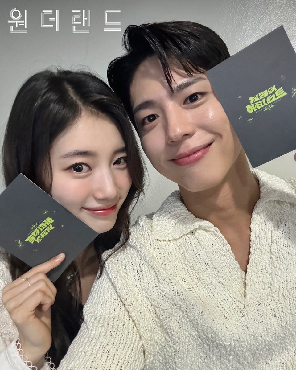 수지♥박보검, '더시즌즈' 출격 앞두고 달달한 셀카 공개…"선남선녀 그 자체"