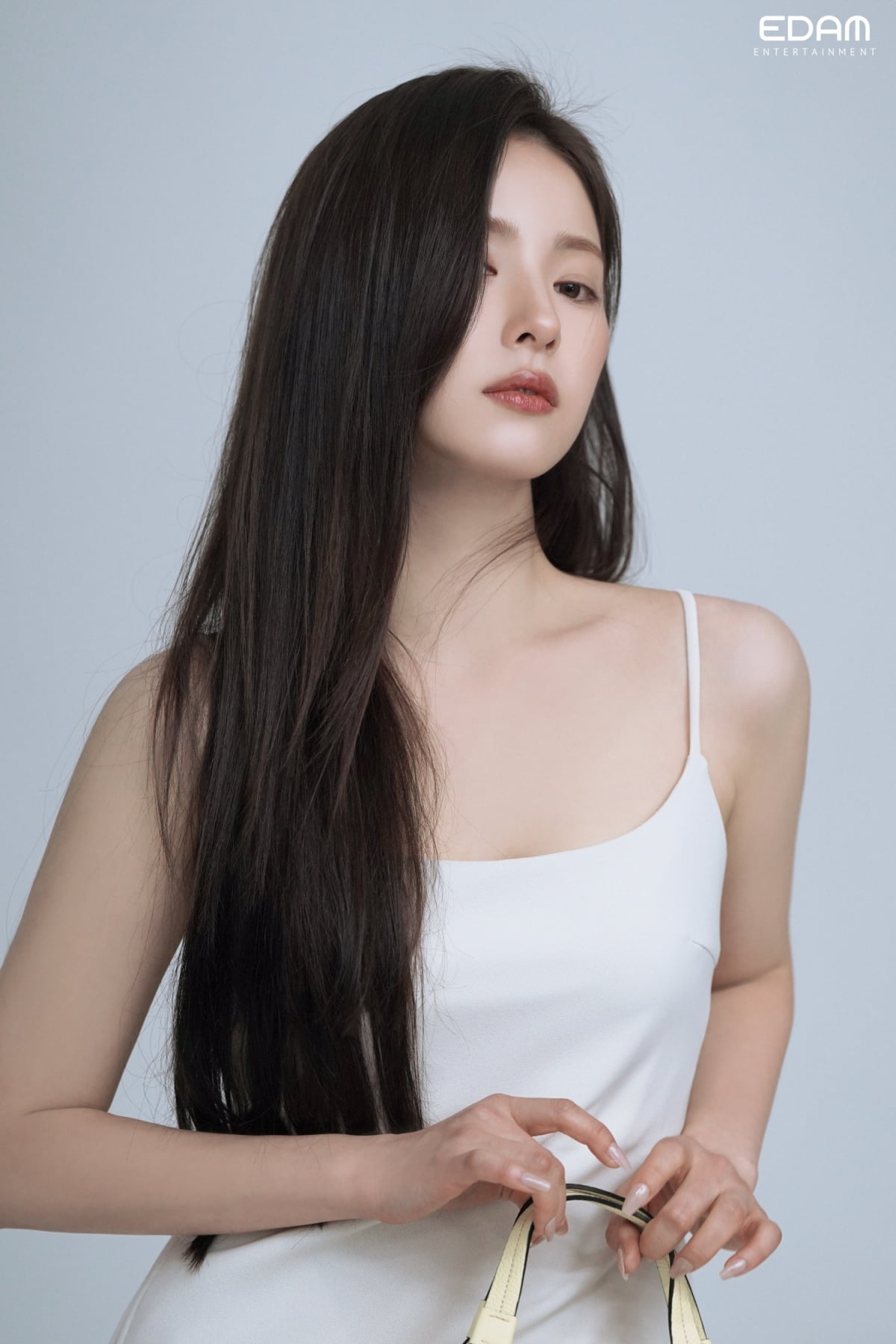 신세경, 아이유와 한솥밥 먹더니 더 예뻐졌네…화보 비하인드 공개