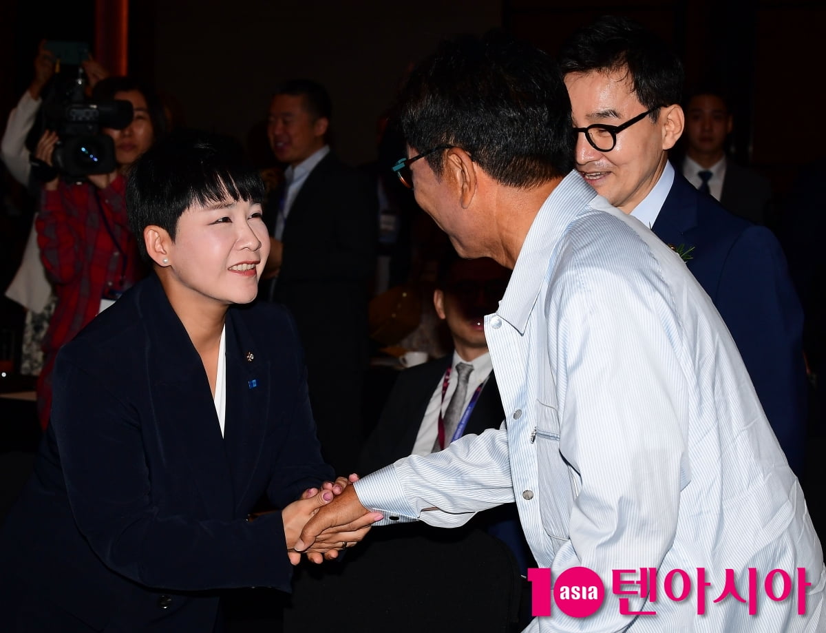 [TEN포토]이수만 '국회의원 리아와 인사'