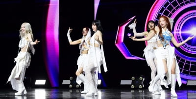 [TEN포토]아르테미스 '타이틀곡 'Virtual Angel' 무대'