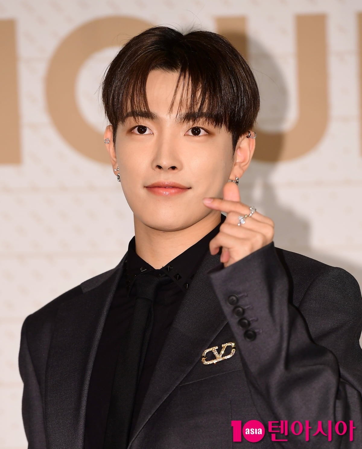 [TEN포토]에이티즈 홍중 '러블리 하트'