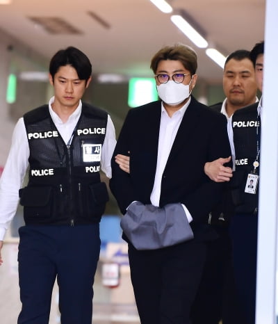 [TEN포토]'음주 뺑소니' 김호중 '검찰로 송치'