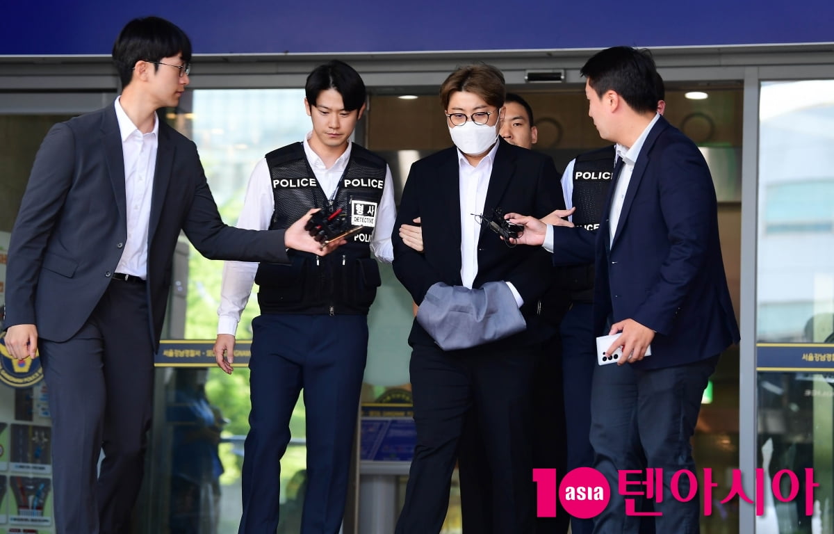 [TEN포토]'음주 뺑소니' 김호중 '취재진 질문에 묵묵부답'