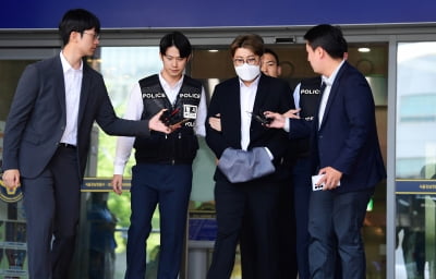 [TEN포토]'음주 뺑소니' 김호중 '취재진 질문에 묵묵부답'
