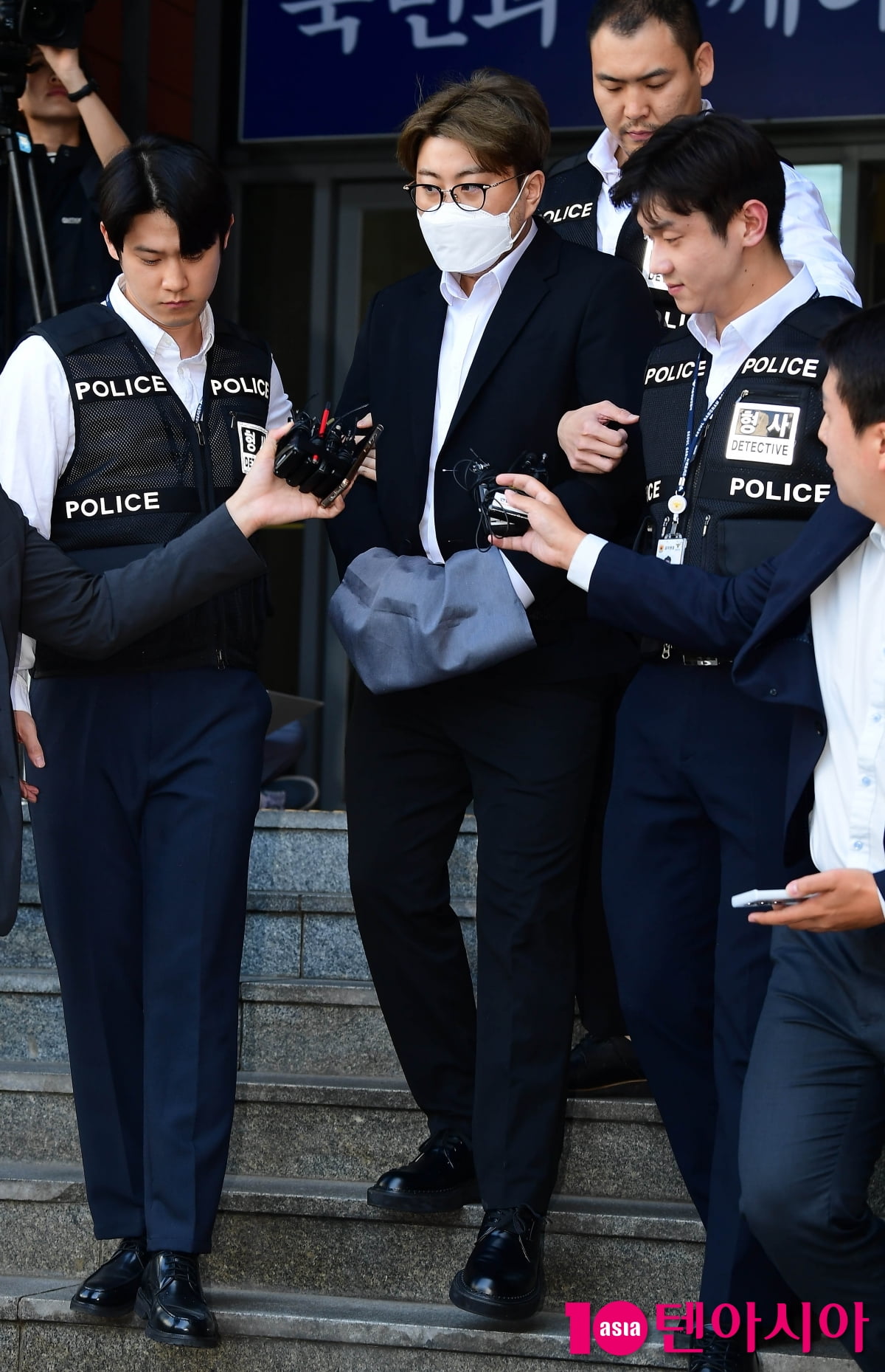 [TEN포토]'음주 뺑소니' 김호중 '호송차로 이동중'