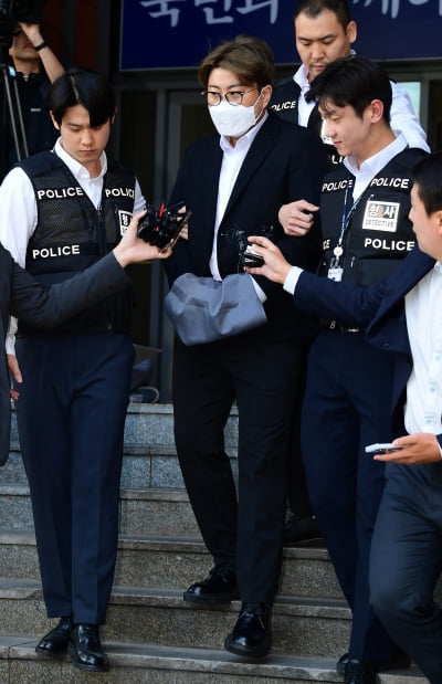 [TEN포토]'음주 뺑소니' 김호중 '호송차로 이동중'