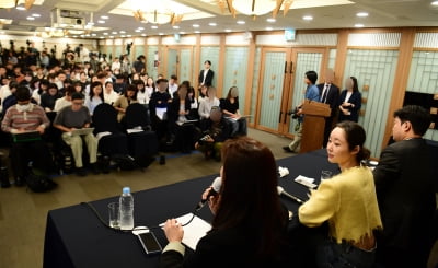 [TEN포토] 민희진 '뜨거운 취재열기'