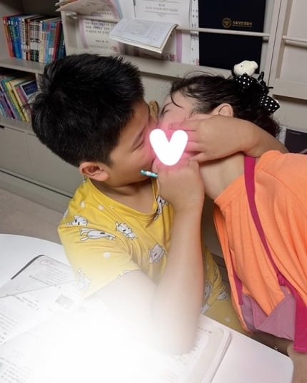 엄마 사랑은 역시 아들…장영란, 숙제 봐주다말고 입뽀뽀 삼매경