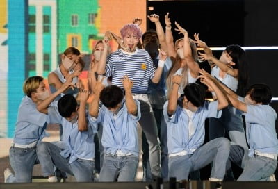 하성운 "군생활 끝, 음악과 활동으로 사랑 보답할것" [2023 연말결산 올해의 아티스트 보이 브랜드 부문]