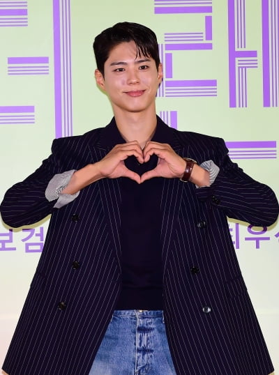 Park Bo-gum took many photos with Suzy while filming 'Wonderland'