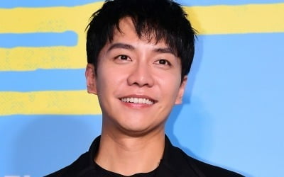 Seunggi Lee takes aim at Times Square in New York, USA