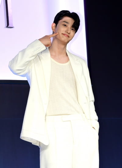 [TEN포토]김재원 '귀엽게 볼하트'