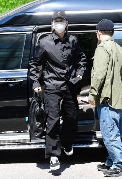 [TEN포토]엑소 수호 '머리부터 발끝까지 올블랙'