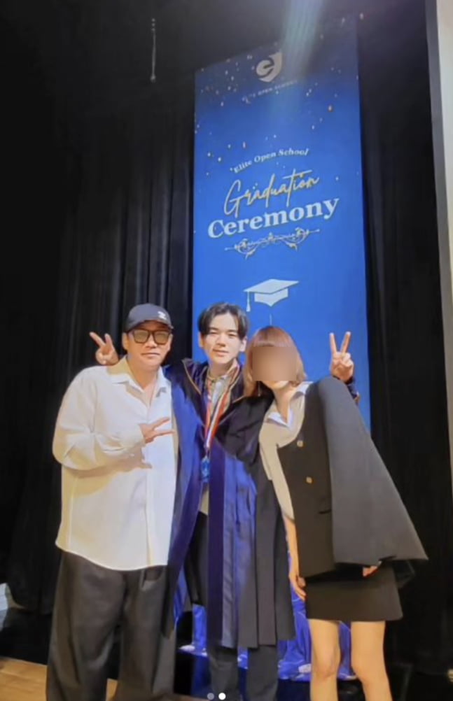 윤민수, 전처와 함께 '아들' 윤후 졸업식 갔다 [TEN★]