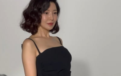 Yoon Se-ah shows off her voluminous body in a tight one-piece dress