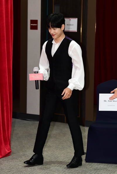 [TEN포토]임시완 '화려한 의상'