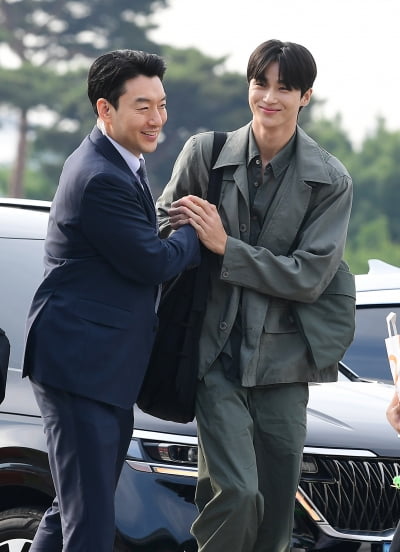 [TEN포토]변우석 '따뜻한 손길'
