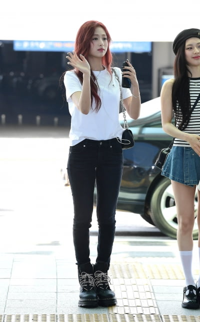 [TEN포토]베이비몬스터 아현 '청순미 뿌리는 인사'