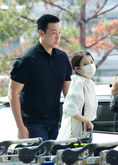 [TEN포토]아이유 '특급경호 받으며 출국'