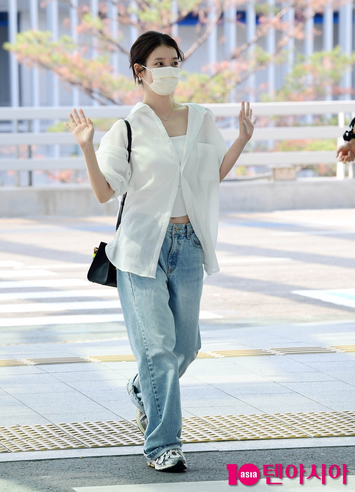 [TEN포토]아이유 '양쪽 유애나에게 인사중'