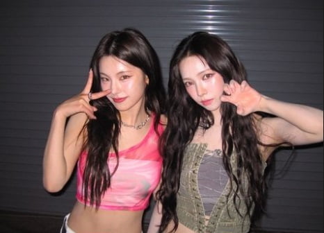 카리나x예지, 브이 포즈로 드러낸 우정 모먼트