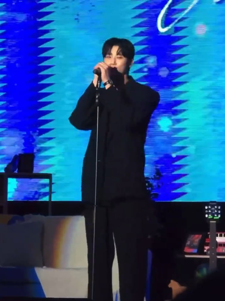 변우석, 키 도대체 몇이길래…보고도 안 믿기는 스탠딩 마이크 높이[TEN이슈]