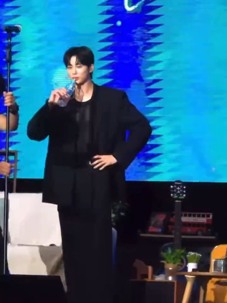 변우석, 키 도대체 몇이길래…보고도 안 믿기는 스탠딩 마이크 높이[TEN이슈]