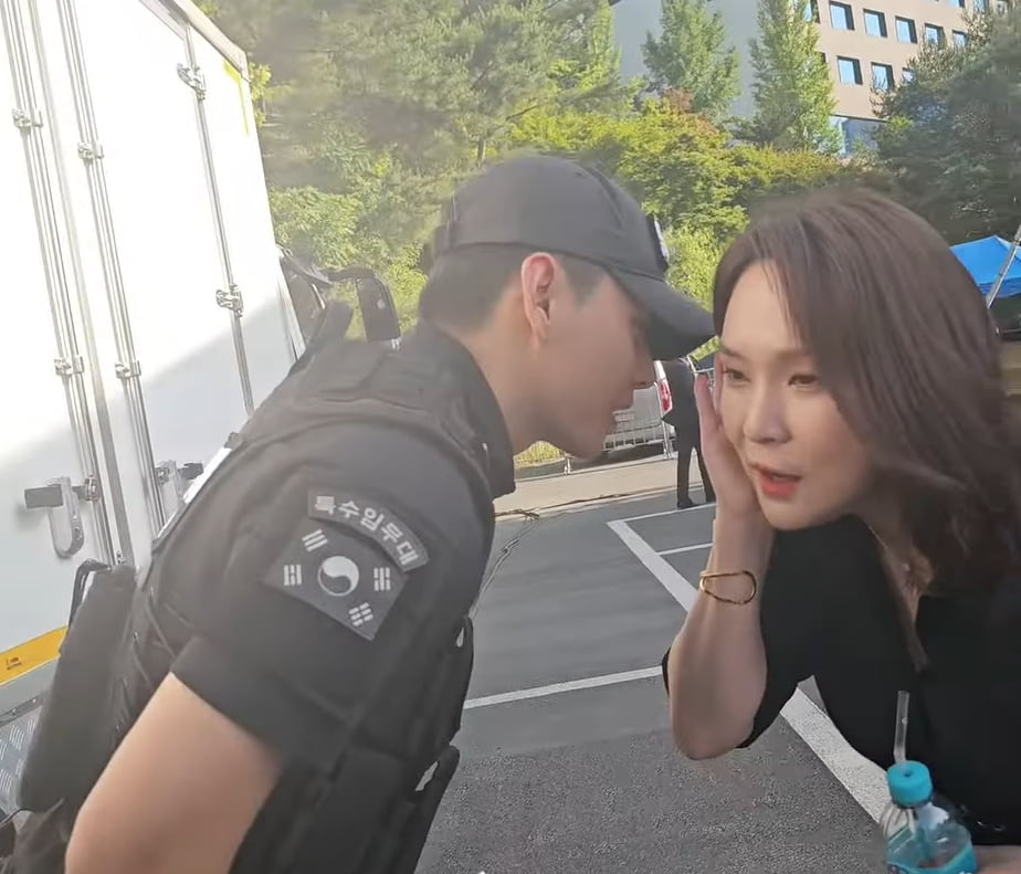 빅마마 이지영, 복무 중인 BTS 뷔 만났다…예의 차려 경례하는 모습 눈길[TEN이슈]