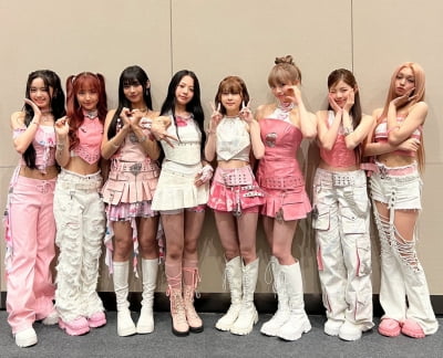 ユニス、「K-WAVEコンサート人気歌謡」を彩ったピンク色のパフォーマンス