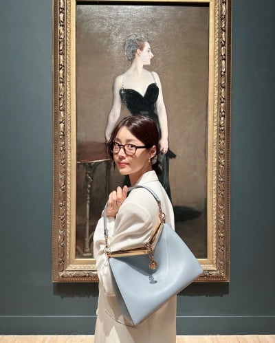 오윤아가 찍어줬네…한지혜, 360만 원짜리 명품백 들고 런던 여행 만끽[TEN★]