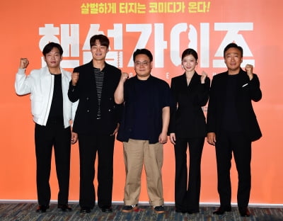 [TEN포토]남동협 감독-이성민-이희준-공승연-박지환 '핸섬가이즈 파이팅!'