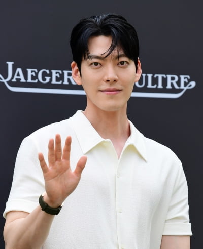 [TEN포토]김우빈 '손바닥 보다 작은얼굴'