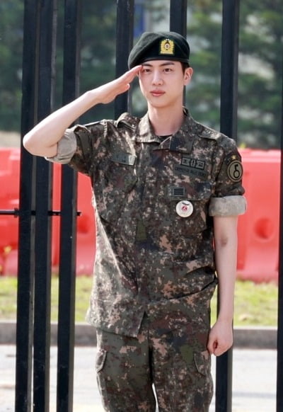 '전역' BTS 진, 자작곡 '어비스' 스포티파이 6000만 스트리밍 돌파